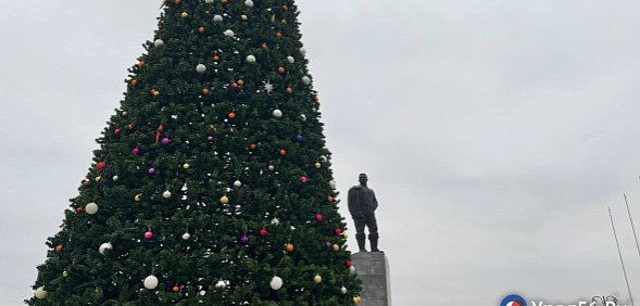 Оренбург наряжается к Новому году: где уже стоят елки?