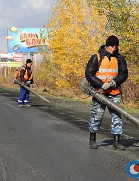 Замглавы Орска: «Укладывать асфальт на влажную дорогу можно, в лужи – нельзя»