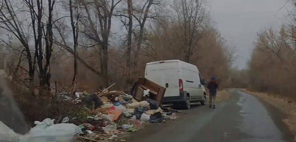 Жители Орска сваливают мусор на обочину дороги рядом с пустой «лодочкой»