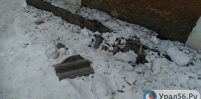 В Орске снежные шапки с крыш падают вместе с шифером