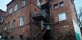 В центре Оренбурга может обрушиться жилой дом. Ситуация аварийная. Жителей экстренно выселяют