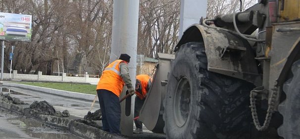 В Орске коммунальщики начали счищать грязь и щебень по краям дорог