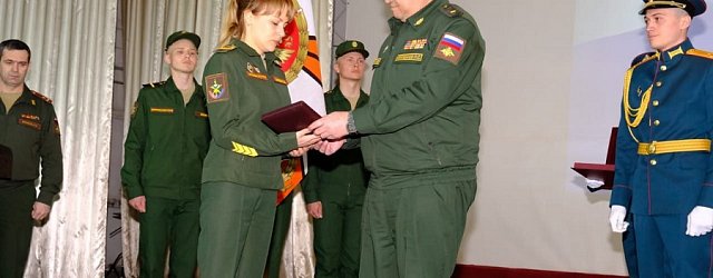 Награду и грамоту президента Владимира Путина вдове Оксане Пановой вручил заместитель командующего войсками Центрального военного округа генерал-майор Рустам Миннекаев