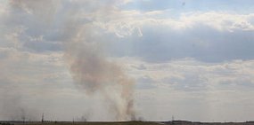 В Новотроицке в промышленной зоне бушует пожар