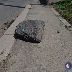 Кусок асфальта на тротуаре, проезд Северный, Оренбург