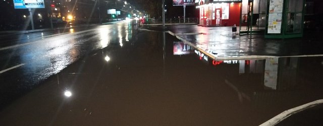 Лужа в районе остановки Музыкальная школа