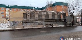 Возведение забора у дома «Пяти ангелов» в Оренбурге. Фото из архива