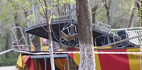 Обрушившийся в «ОренПарке» аттракцион. Фото из архива