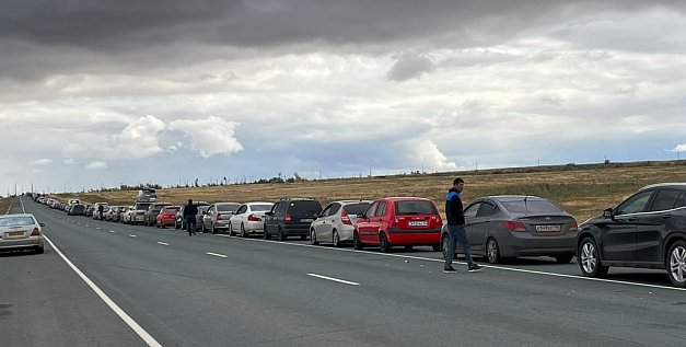 Пробка на границе с Казахстаном в Орске выросла до 11 километров. На месте дежурят ДПС и стоят «народные посты» (видео)