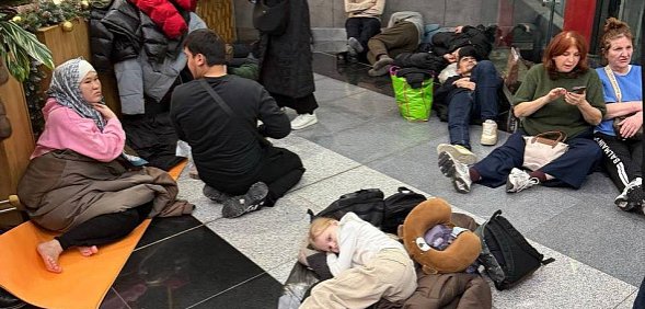 Люди спят на полу в аэропорту Москвы, фото: Осторожно, новости