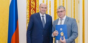 Врио губернатора Оренбургской области Евгений Солнцев вручил Владимиру Щурину памятный знак 