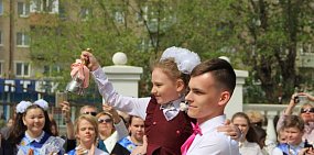 Сегодня в школах Орска проходят последние звонки