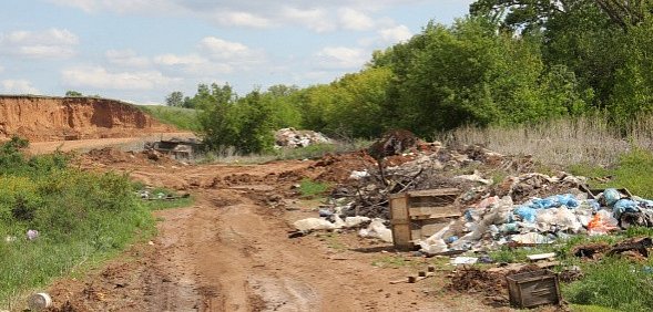 В поселке Ростошинские пруды Оренбурга рядом с домами образовалась несанкционированная свалка