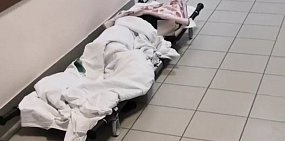 Очевидцы: В ГБ №4 пациенты лежат на полу в коридоре
