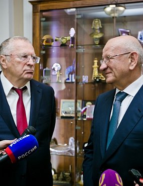 Жириновский: — Стоит губернатор Берг, и мне говорят: «Катасонов пойдет – мы его посадим в тюрьму»