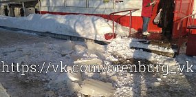 Соцсети: в Оренбурге на мужчину упала глыба льда