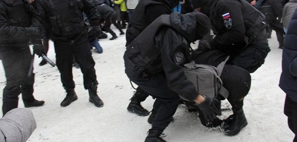 Видео и фото жесткого задержания протестующих в Оренбурге и Орске. ОМОН впервые применил силу на акциях протеста в Оренбургской области