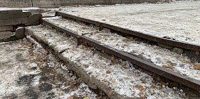 Специалисты обследовали полуразрушенный пандус на пр. Мира, 26 в Орске и включили его в план ремонта