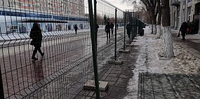 В Оренбурге собственник «Атриума» пытался оградить забором площадь на улице Советской