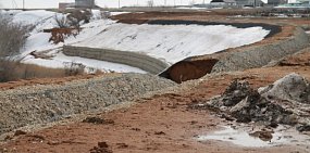 Жители села в Оренбургском районе боятся, что их дома могут обрушиться даже после укрепления берега реки почти за 50 млн рублей 