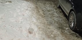 Заледеневшие участки тротуара. Фото прислали местные жители 