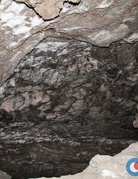 Внутри пещеры «Подарок»