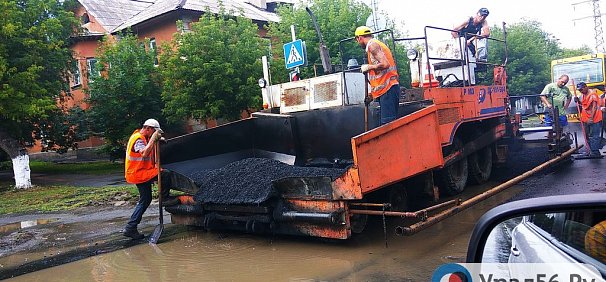 В Орске асфальт укладывали прямо в лужу