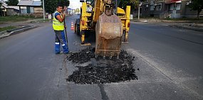 В Оренбурге на улице Цвиллинга ломают новый асфальт. Зачем?