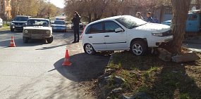 На улице Суворова в Орске Lada Kalina въехала в дерево 