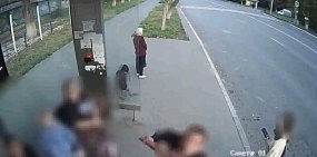 Вандалы «напали» на остановку. Стоп-кадр из видео мэрии