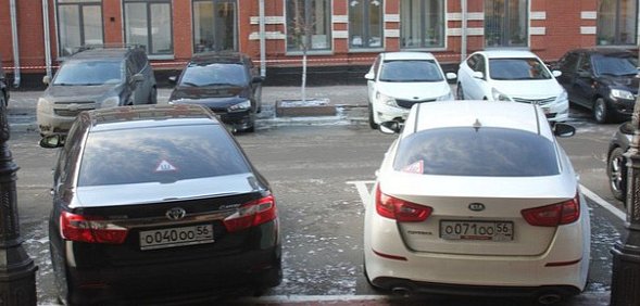 В Оренбурге ребенок бросил камень и повредил чужую машину. Платить пришлось родителям