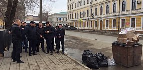 Глава Оренбурга в компании чиновников прогулялся по городу