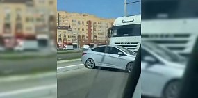 Из-за ДТП на мосту в Оренбурге было заблокировано движение транспорта (видео)