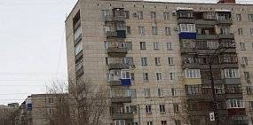 После падения льда на авто в Орске, снег и сосульки с крыши дома убрали