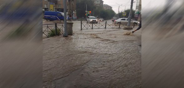 Наводнение 2:0: Улицы Орска после сильного ливня ушли под воду