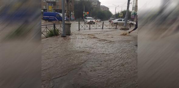 Наводнение 2:0: Улицы Орска после сильного ливня ушли под воду