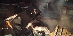В Оренбургской области ночью сгорела деревянная баня