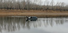 В Оренбурге водитель хотел переплыть Урал на спор и застрял 