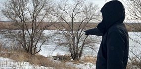 Обвиняемый показывает место убийства. Фото СУ СК по Оренбургской области 