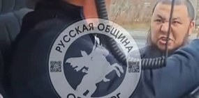 Мужчина, напавший на двоих людей в Оренбурге. Скрин из видео