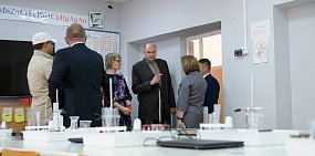 В Кваркенском районе глава региона осмотрел школу. Фото: ТГ-канал Евгения Солнцева 