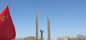 В Оренбурге состоялось торжественное возложение цветов к памятнику Юрию Гагарину