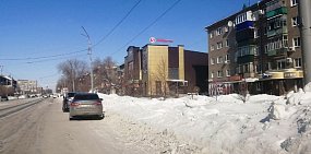 Парковки в Орске почистили выборочно? Часть из них остается завалена снегом, а машины стоят прямо на дороге
