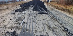 В Домбаровском асфальт укладывают с нарушением сроков и всех технологий, он тут же разваливается