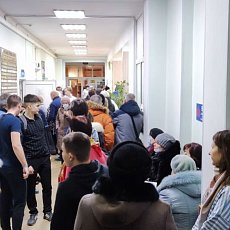 Очередь в поликлинике на ул. Станиславского в Орске (06.02.2023). Фото очевидца