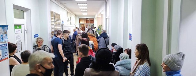 Очередь в поликлинике на ул. Станиславского в Орске (06.02.2023). Фото очевидца