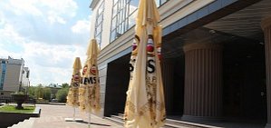 В Орске на крыльце здания драмтеатра появились зонты с рекламой пива, там же торгуют шашлыком