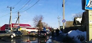 В Кувандыке Lada Kalina провалилась в яму, которая была под водой