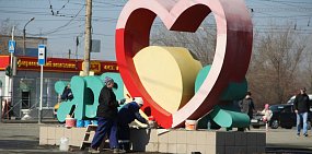 В Орске восстанавливают смайлик на площади Гагарина
