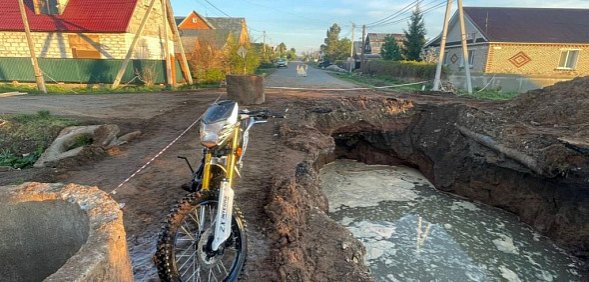 Упал с мотоциклом в котлован и погиб: В Оренбургской области возбудили уголовное дело о нарушении правил безопасности при ведении работ 